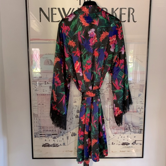 Victoria Secret floral + lace short robe + shorts in beautiful design and colour - Picture 3 of 12